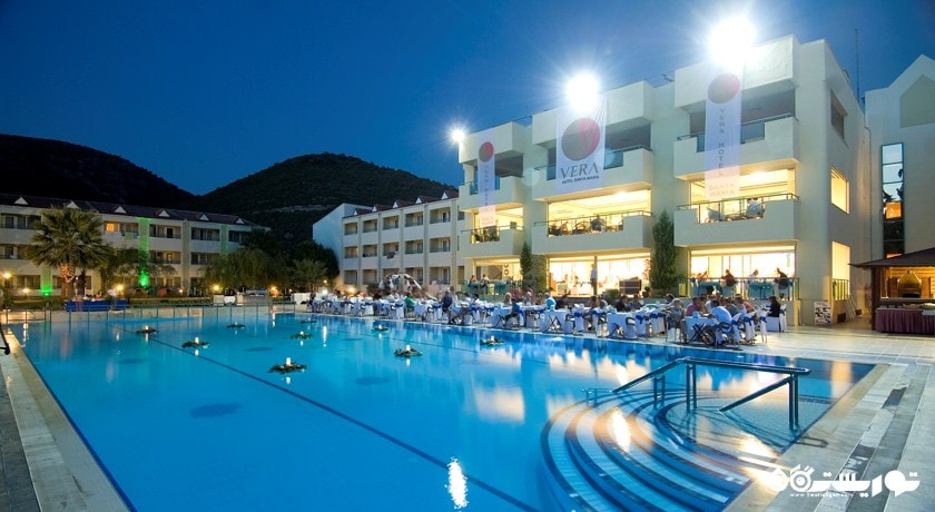 استخر روباز هتل در شب